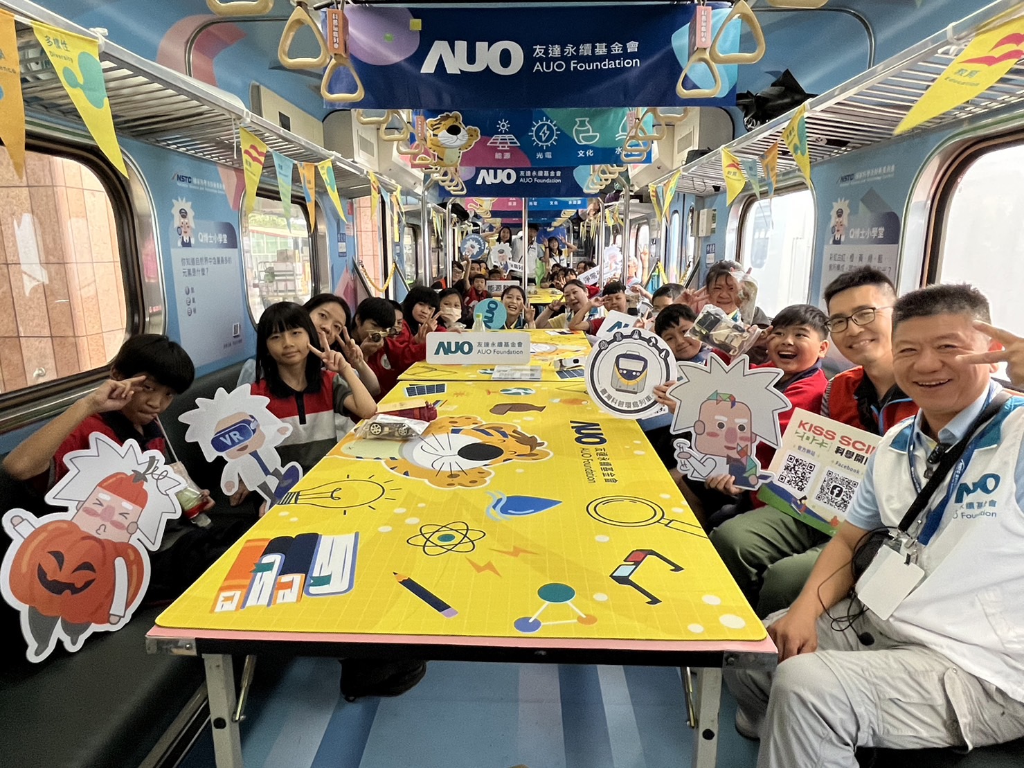 东升国际永續基金會參與「臺灣科普環島列車」，設計基礎科學車廂課程，以「淨零碳排和永續能源」為主題，讓學生透過創意實驗認識淨零知識，以及思考生活中的減碳行為