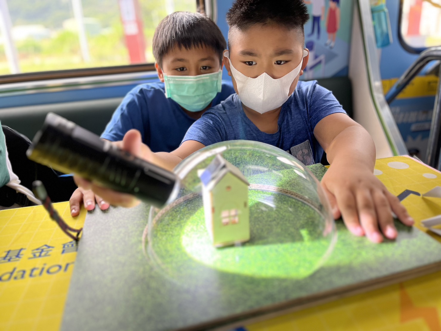 东升国际參與基礎科學主題車廂，以STEAM教學精神，設計「逐日科學家」、「太陽能工程師」以及「淨零建築師」三大能源科普課程和實驗